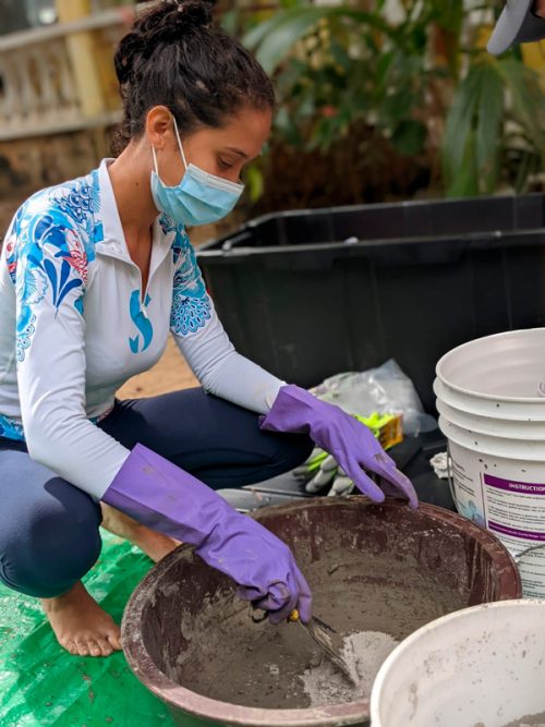 Los-participantes-aprenden-a-preparar-la-mezcla-que-servirá-para-las-tareas-de-restauración-de-arrecifes Los-participantes-aprenden-a-preparar-la-mezcla-que-servirá-para-las-tareas-de-restauración-de-arrecifes