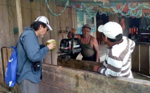 tomando-agua-coco-barra-cocoli