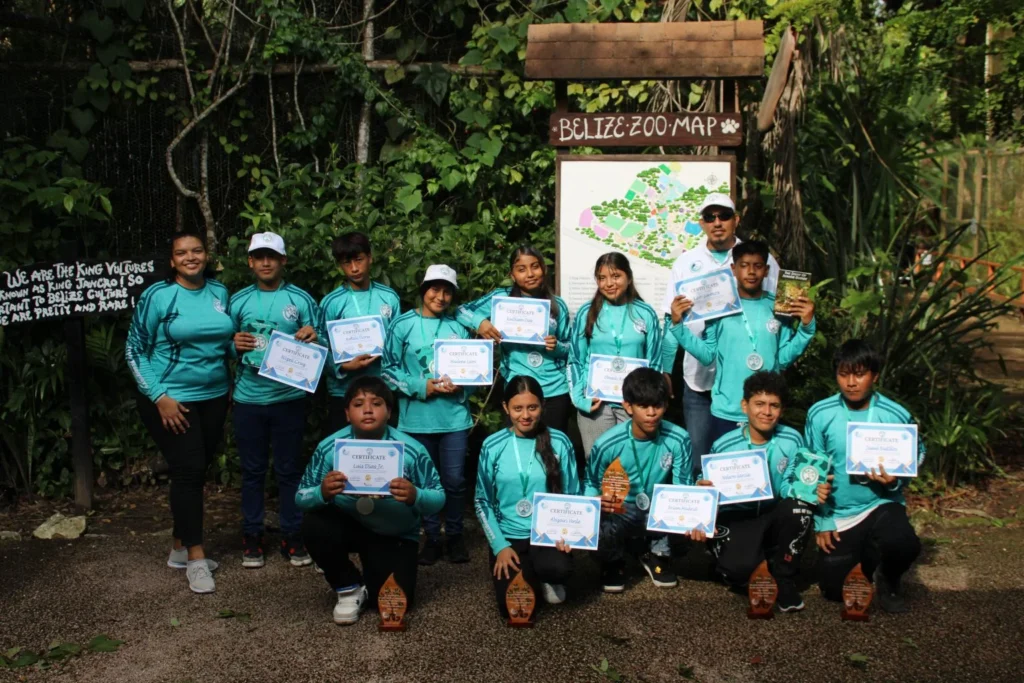Estudiantes de Sarteneja con sus reconocimientos por participar en las sesiones de aprendizaje